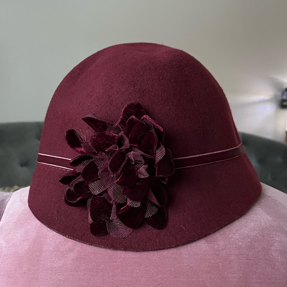 Vintage-style, maroon cloche hat